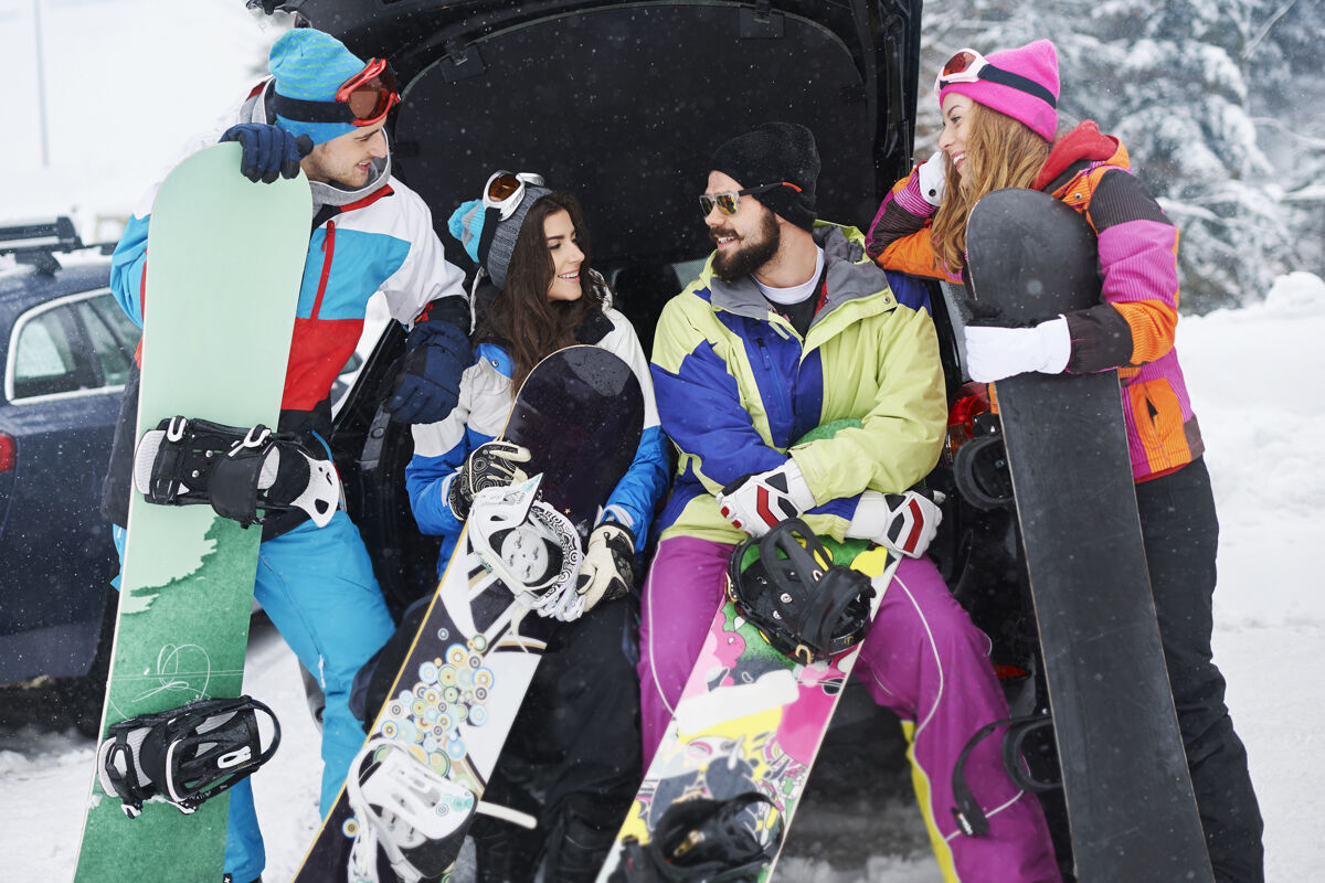 快乐两对情侣在玩滑雪雪冬季运动人