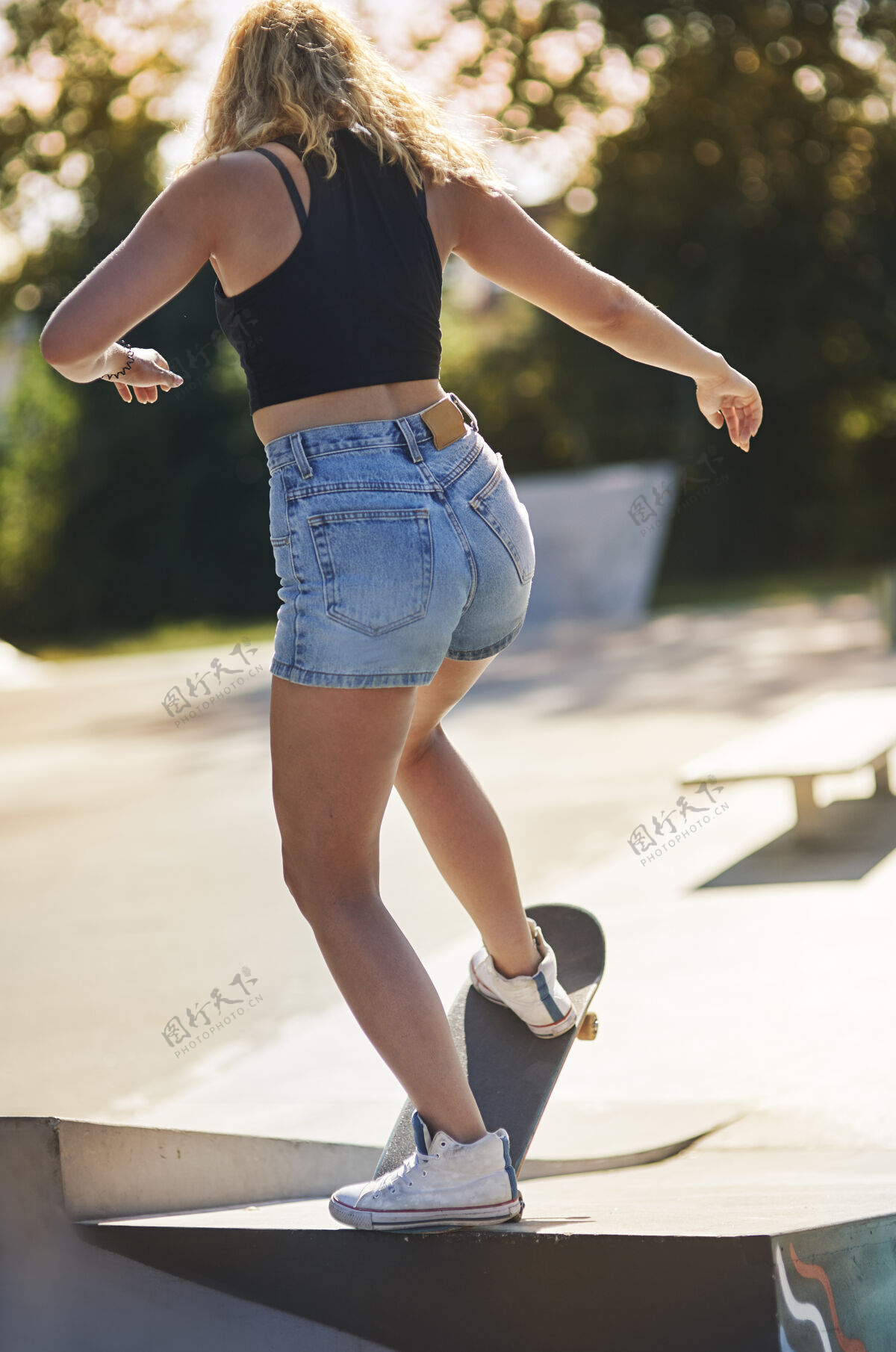 不认识的人玩滑板的女人一个人女子训练