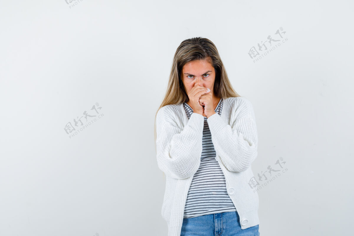 肖像照片中的年轻女士身穿t恤 夹克 双手合十祈祷 前景充满希望女人黑发夹克