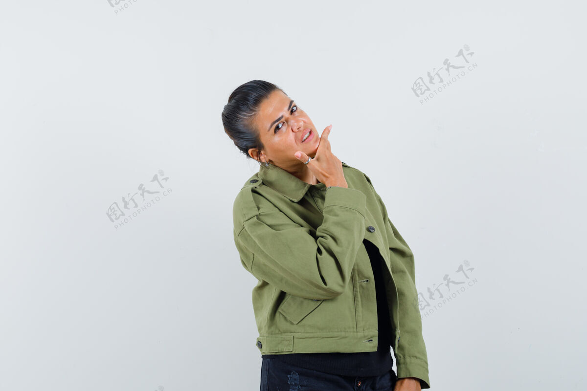 女士穿着夹克的女士用手托着下巴道具敏感下巴
