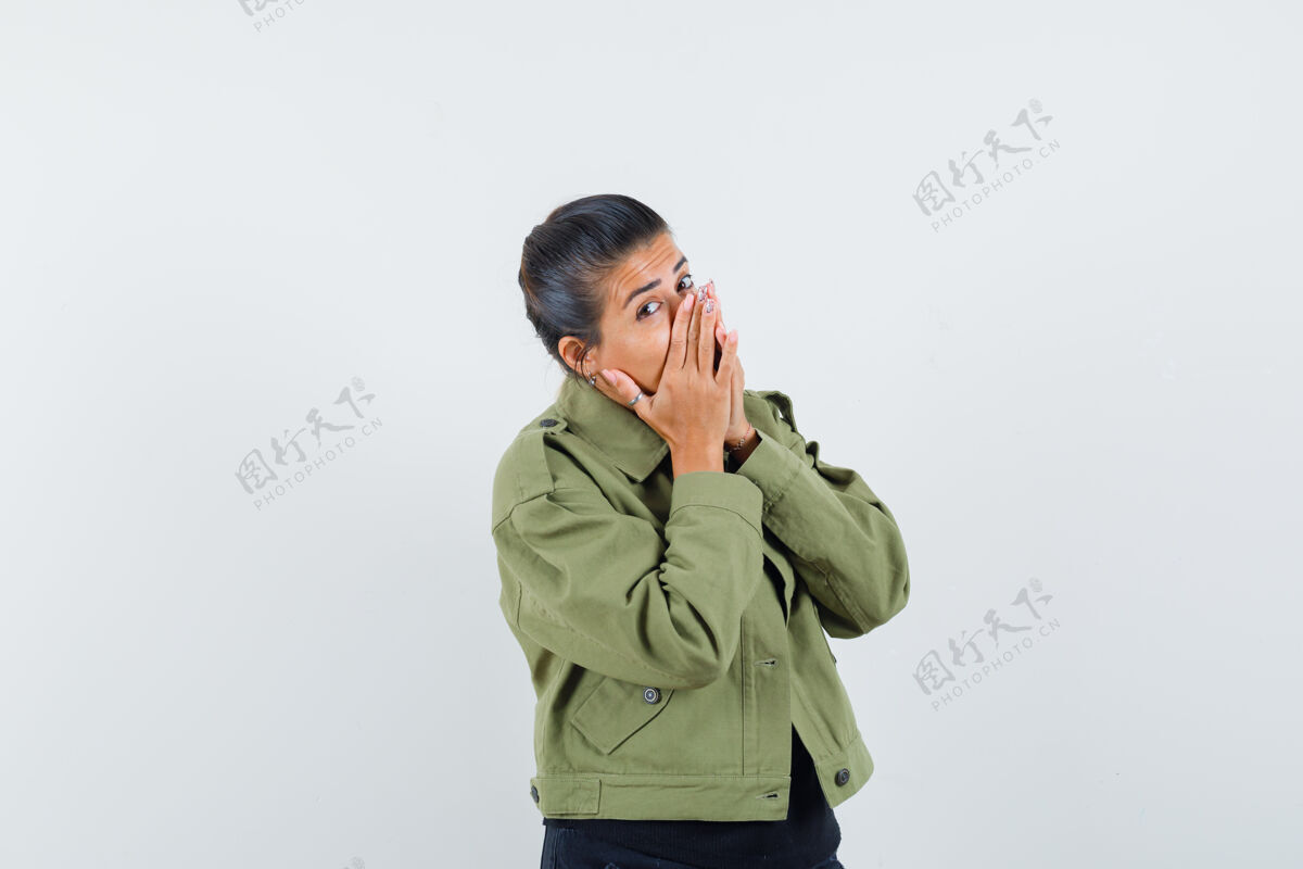 女性穿着夹克的女士手放在嘴上手嘴T恤