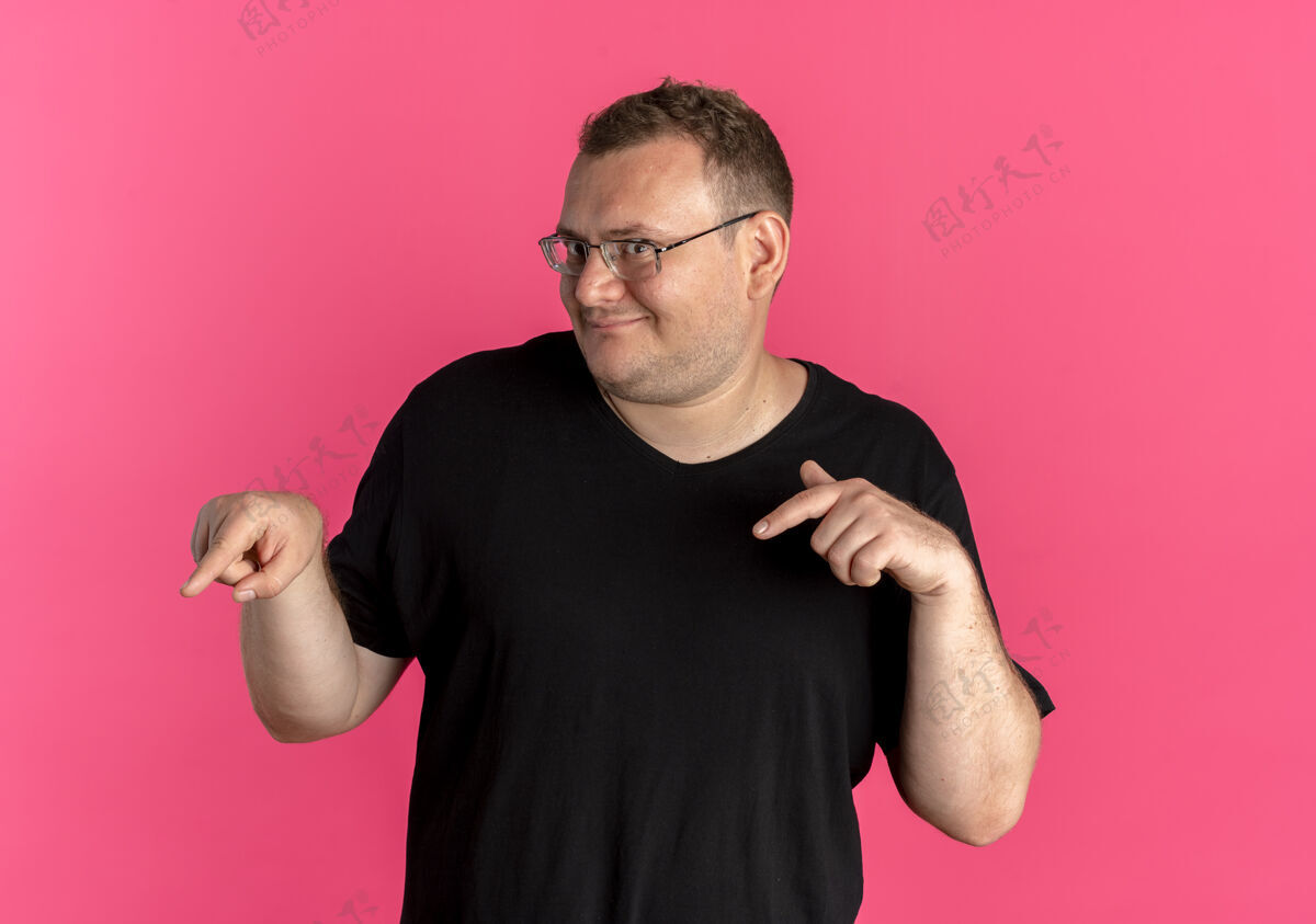 羽绒服租来的一个戴眼镜的超重男子 穿着黑色t恤 食指朝下超过粉色眼镜目录黑色