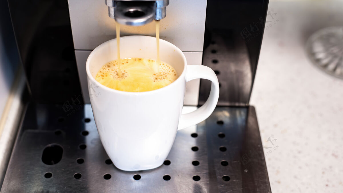 酒吧咖啡机把咖啡倒进杯子里柜台分配器咖啡店