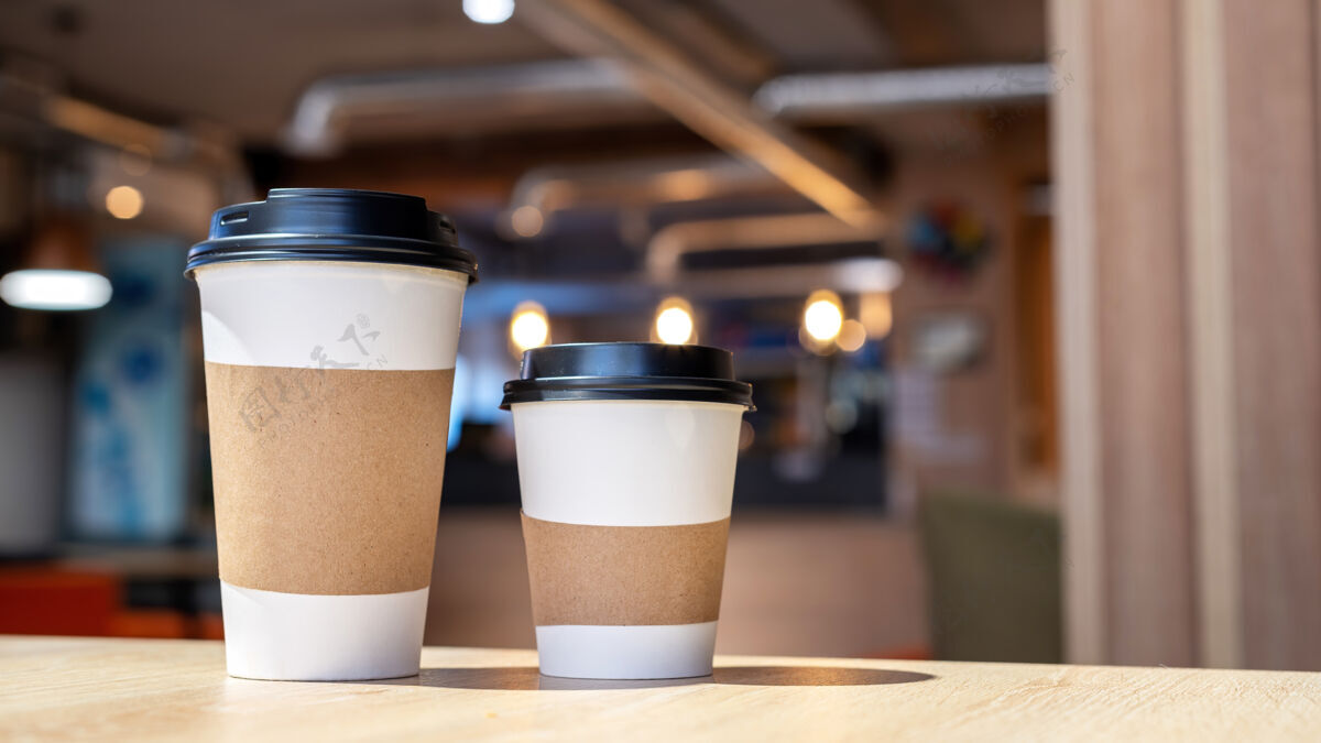 一次性在咖啡馆的木桌上放上大大小小的一杯咖啡回收利用的主意咖啡因最小极简主义
