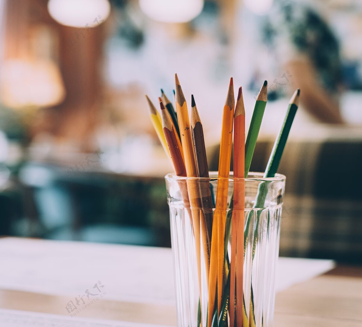 玻璃杯子里有多种颜色的铅笔色彩教育杯子