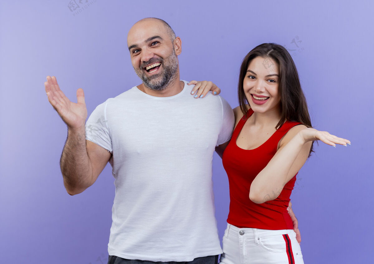 看快乐的成年夫妇两手空空表演男人紫色