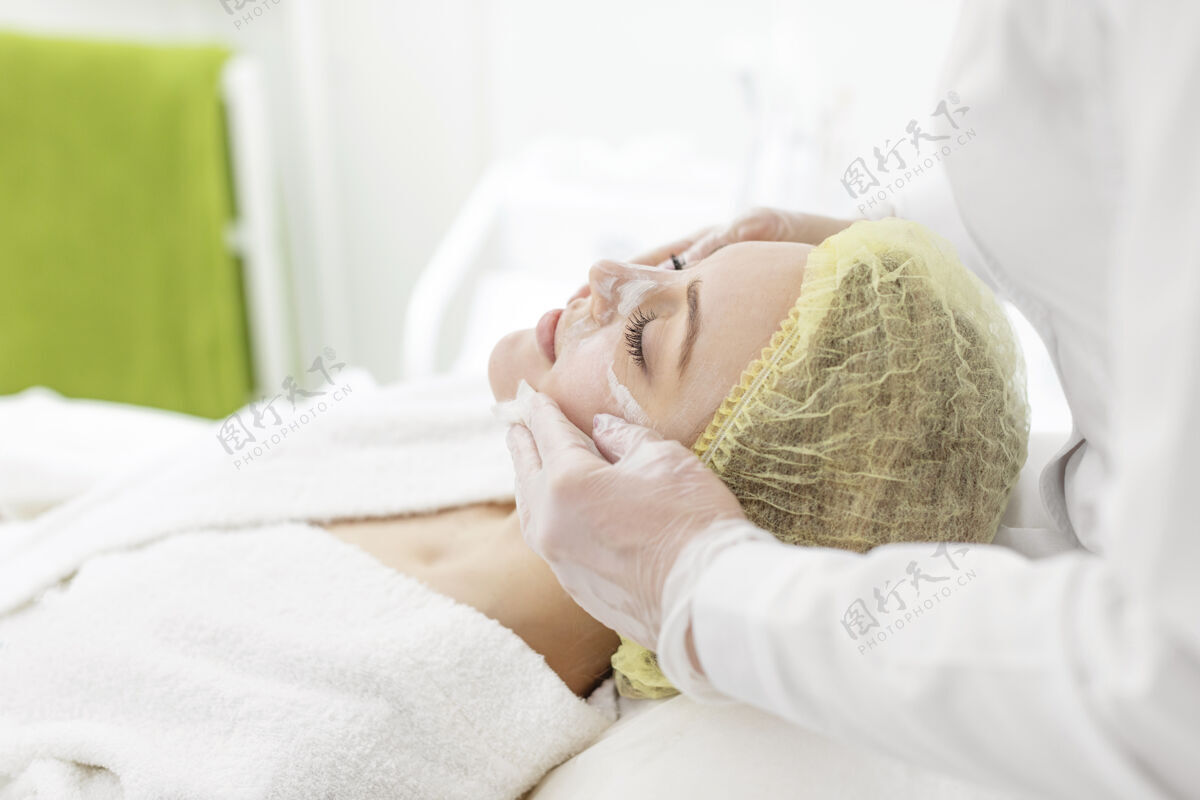 化妆品在美容诊所做面部护理的女人客户美容常规美容院