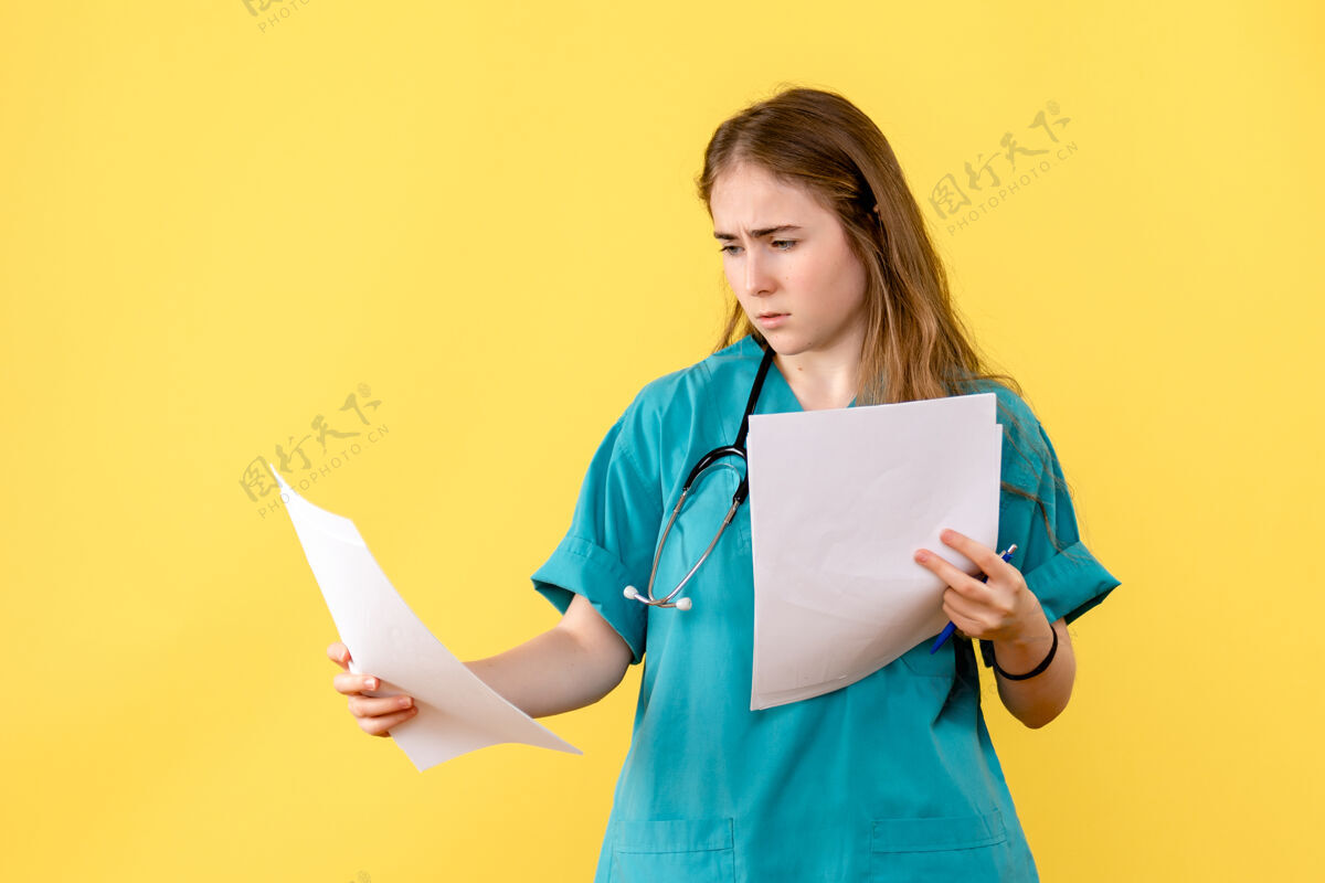 人前视图女医生与文件上的黄色背景卫生院护士专业人士文件女医生