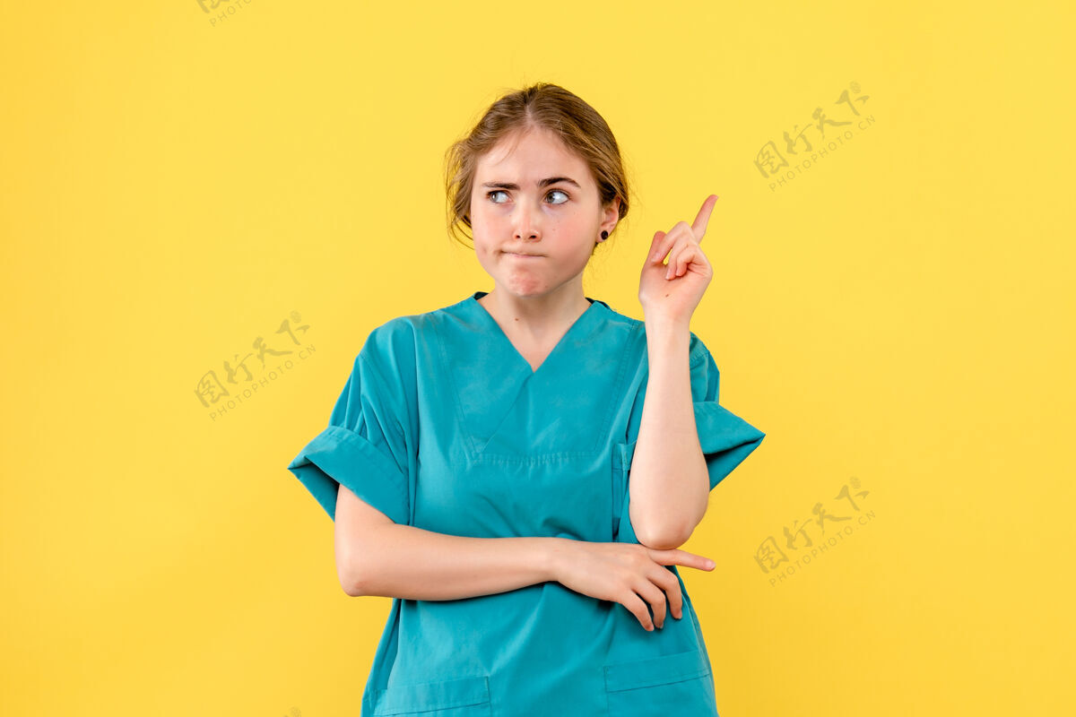 医院正面图女医生思考一个黄色背景的医疗卫生院病毒漂亮病毒女医生