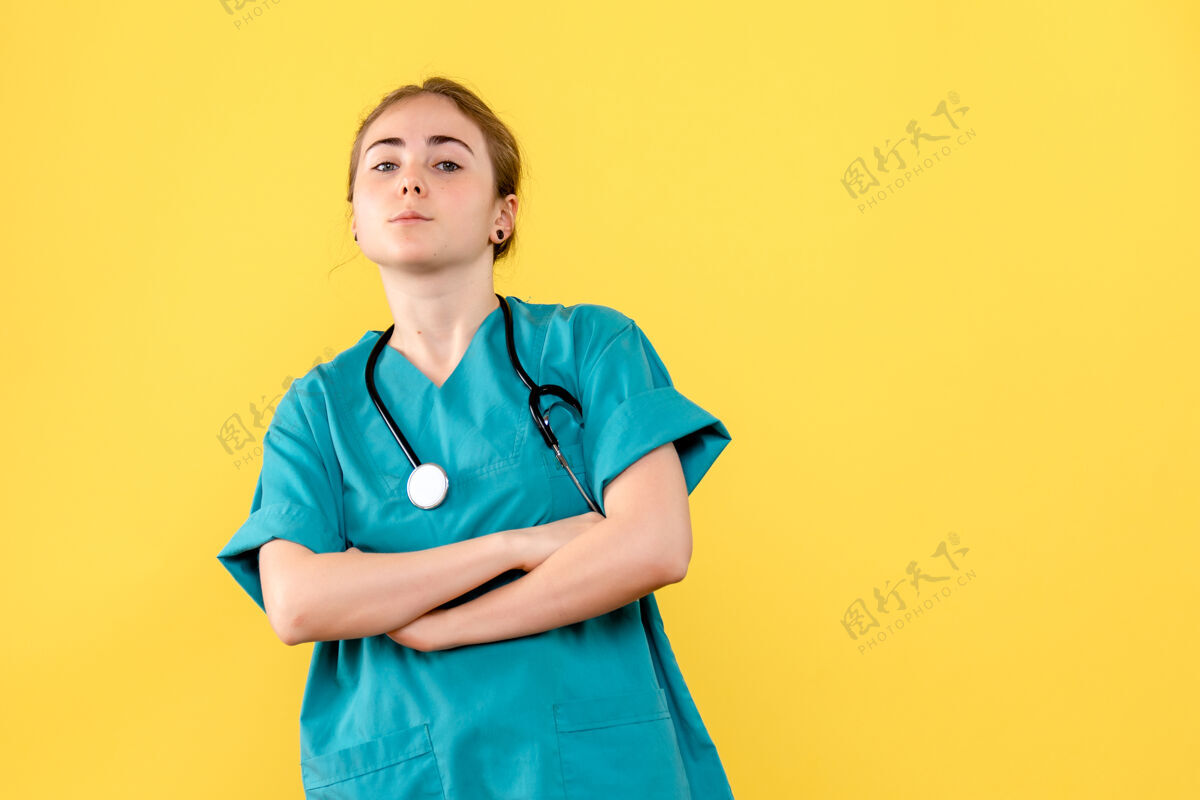 专业正面图黄色背景上的女医生医院情绪健康医生医院诊所