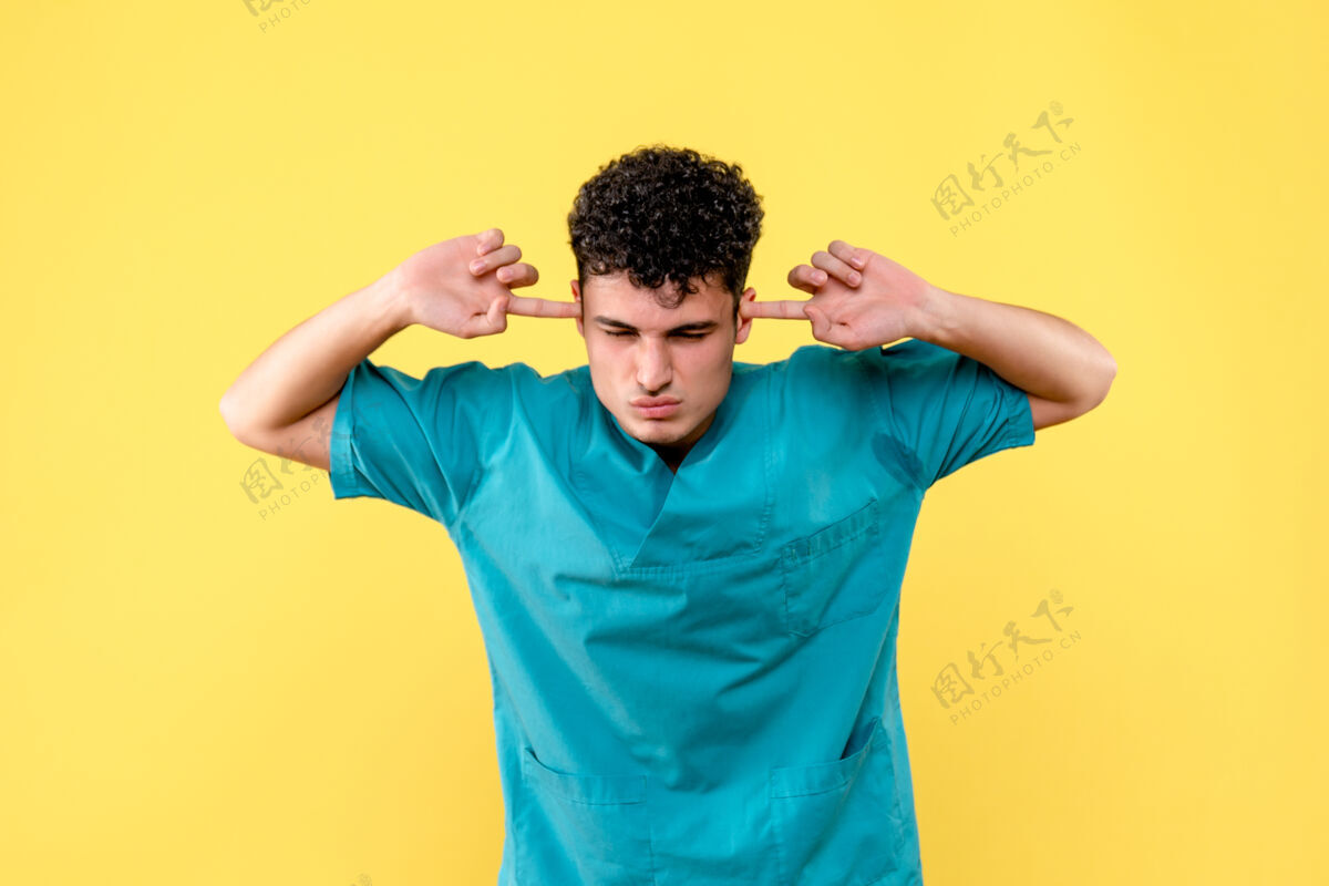 青年医生医生在说耳朵疼男性疼痛成人