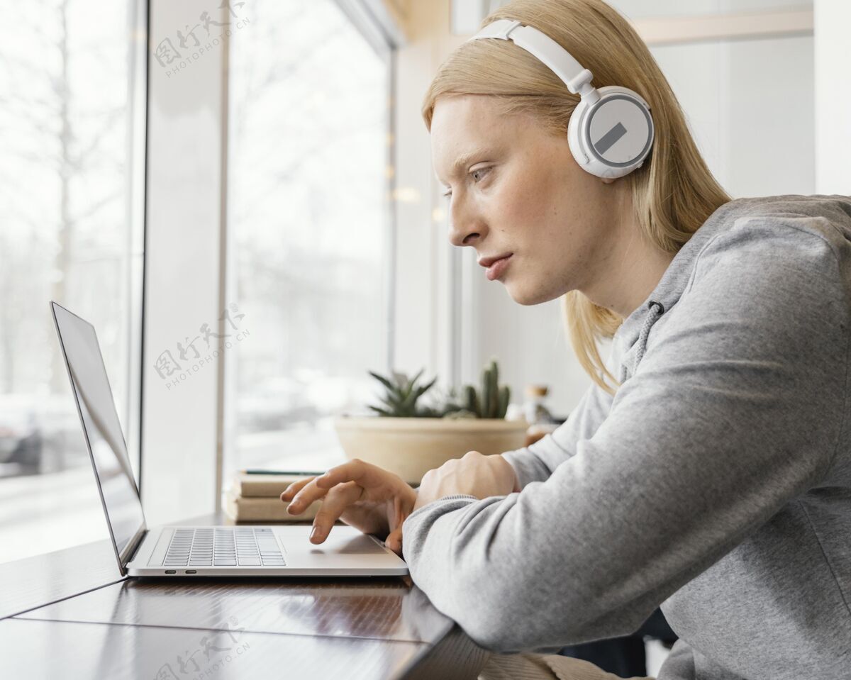 女性在笔记本电脑上工作的女人生活方式成人耳机
