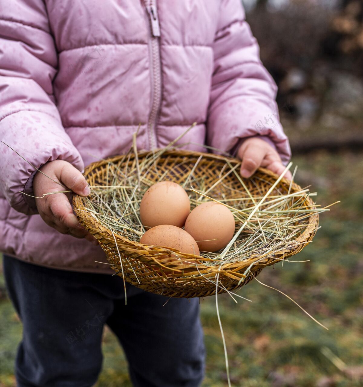 农村特写拿着鸡蛋篮子的小孩户外生活方式活动