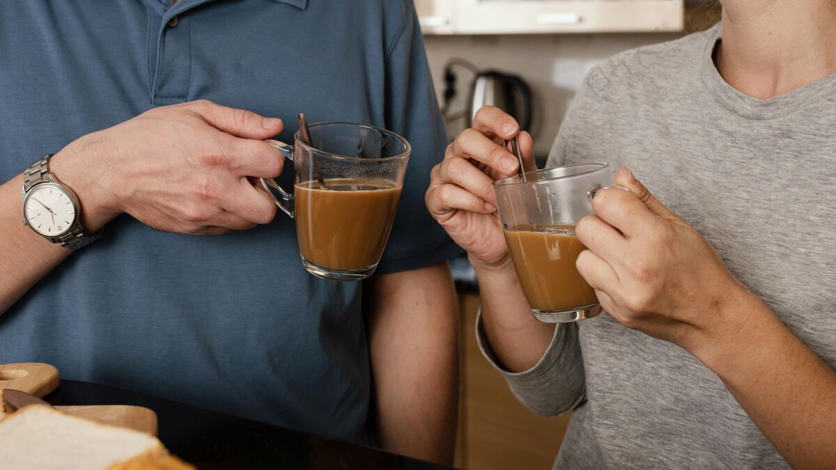 生活方式把拿咖啡杯的手收起来大流行室内呆在家里