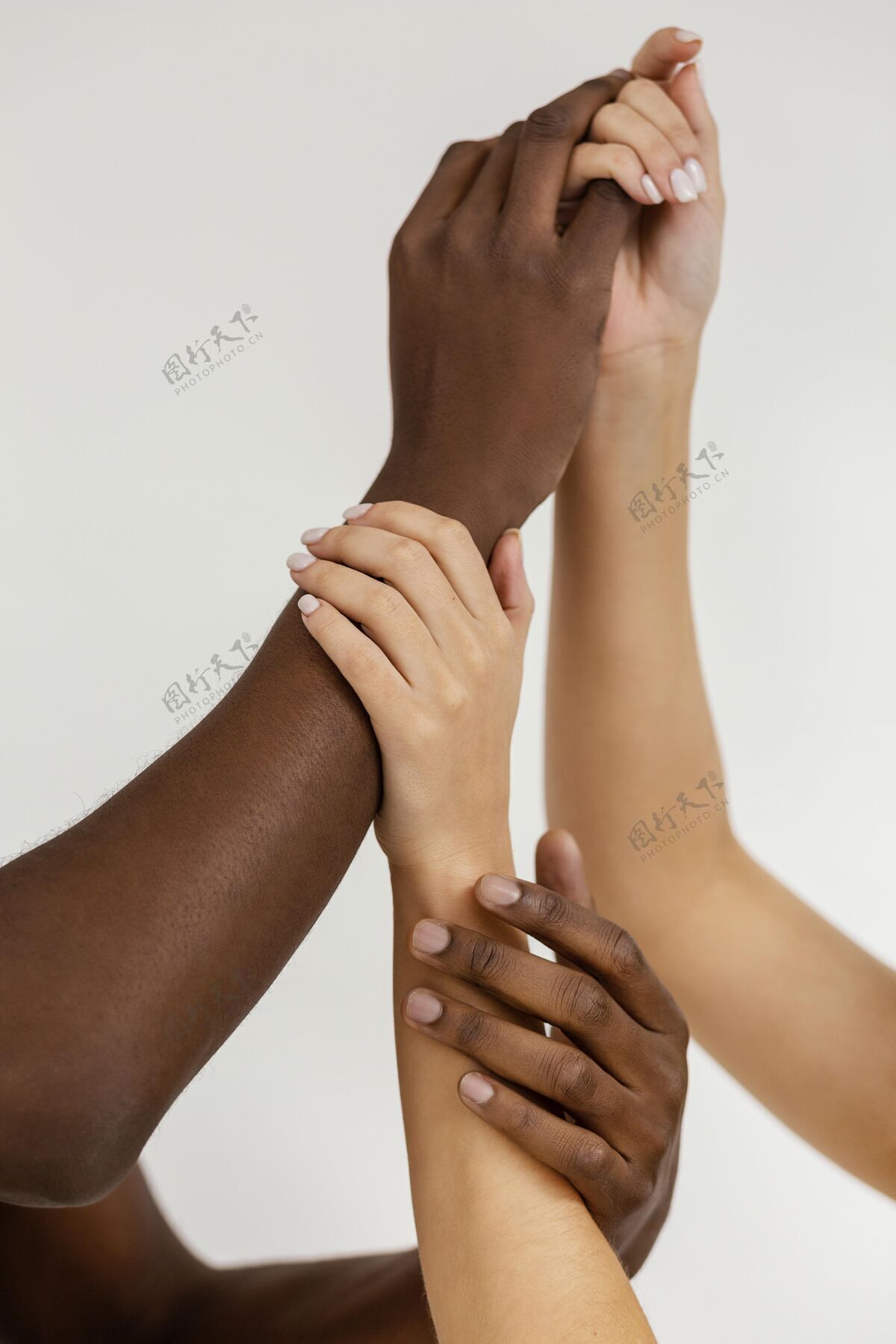 特写跨种族的手紧紧地握在一起黑手种族主义黑人生活很重要