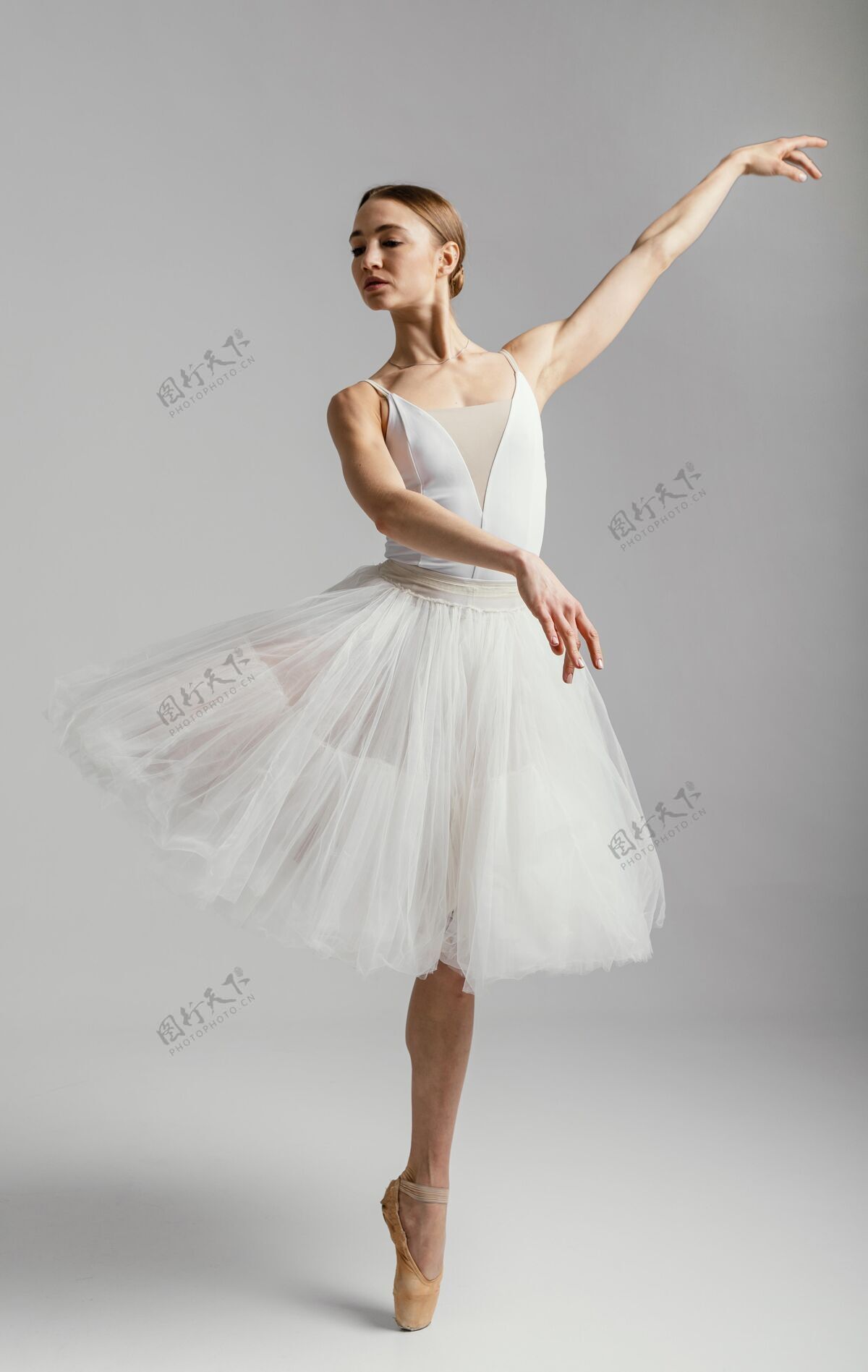 移动芭蕾舞演员穿着尖头鞋全速起立灵活姿势天赋