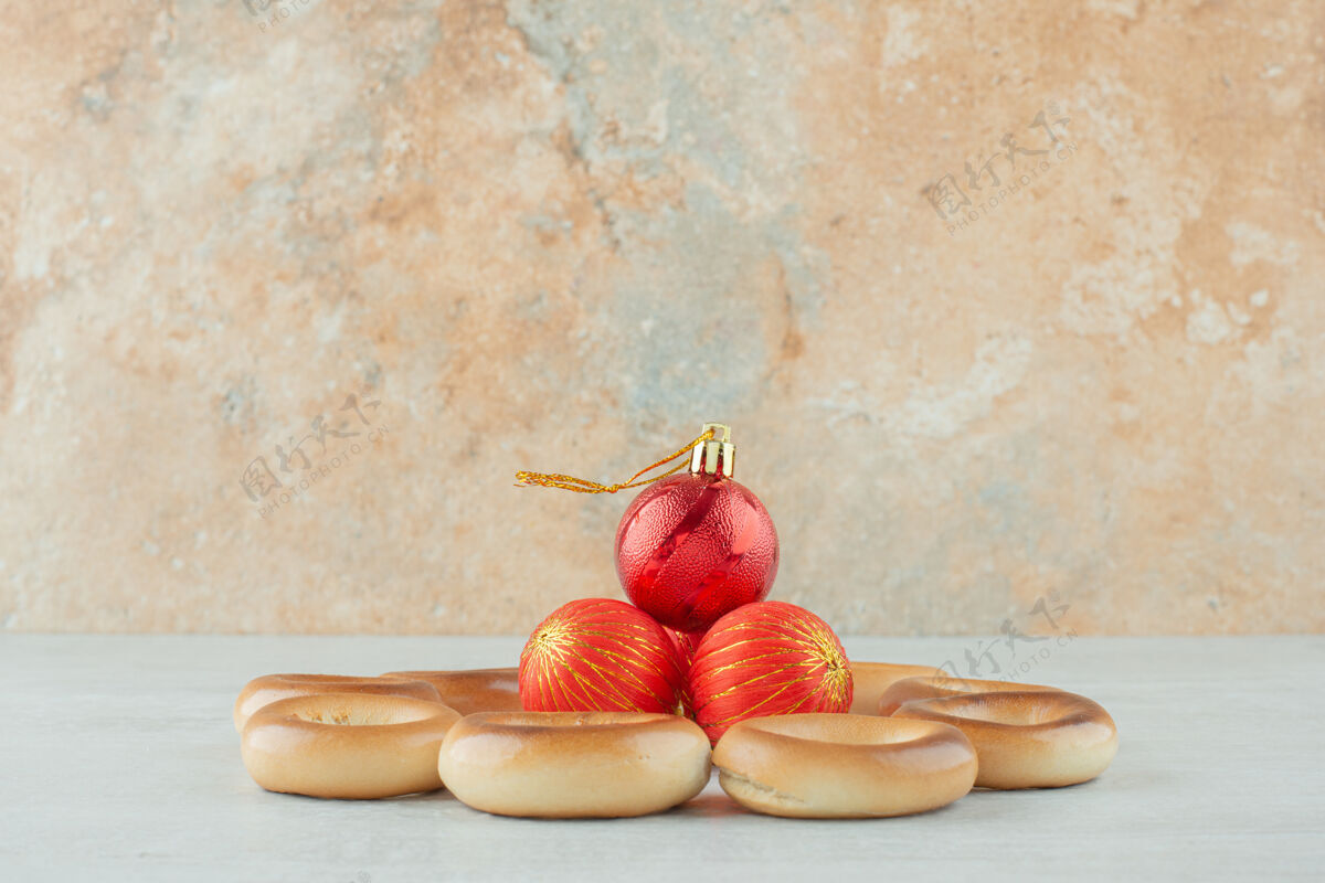 吃美味的圆形甜饼 白色背面有红色圣诞球高品质照片美味球面包房