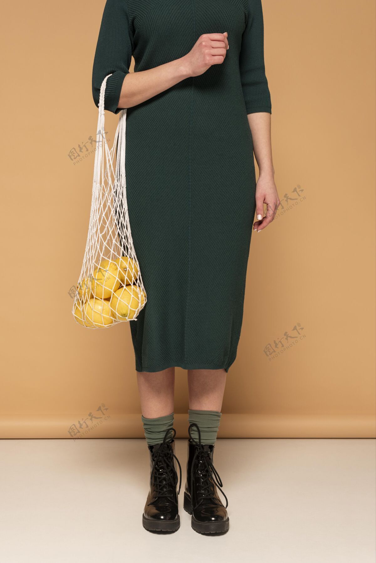 柠檬一个穿着休闲服的女人拎着可重复使用的海龟包女人可重复使用的袋子环保