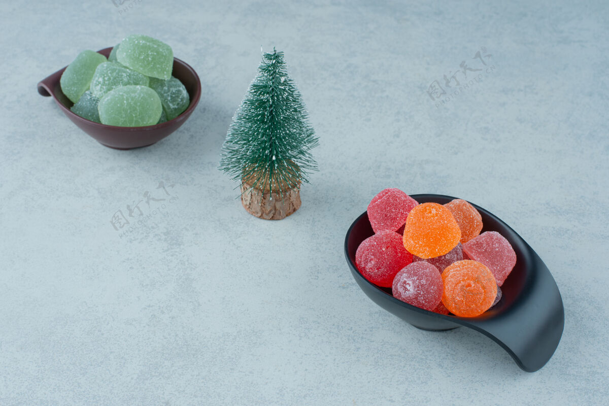 可食用两盘深色的糖果酱和圣诞小树…高品质的照片果冻甜食糖
