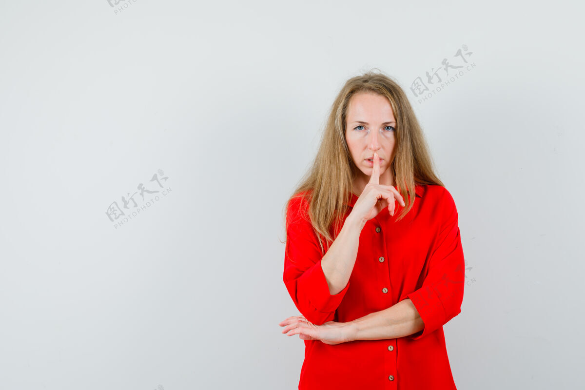 金发穿着红衬衫的金发女士表现出沉默的姿态 看上去很小心 性感女性淑女