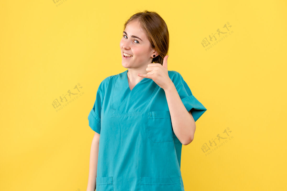 听诊器正面图黄色背景上微笑的女医生医护人员情绪医院健康人医院站立