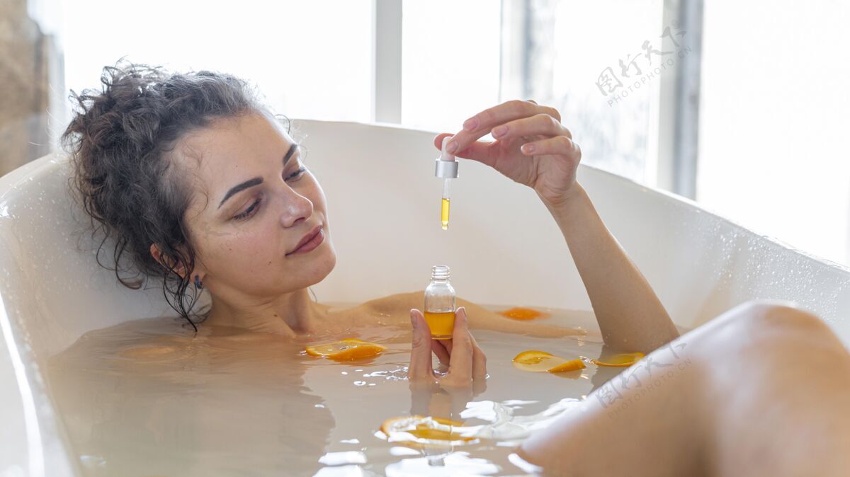 房子在浴缸里放松的女人用橘子片浴缸浴缸橘子