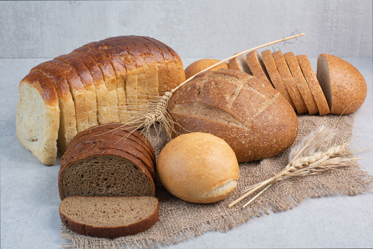 美味各种自制的小麦粗麻布面包高品质的照片美味种子食品