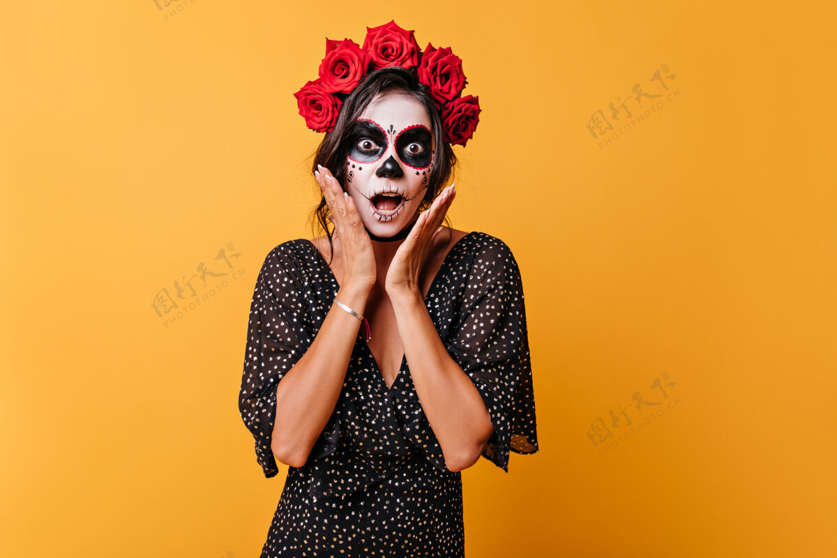 拉丁语情绪激动的墨西哥黑发女子头上戴着鲜花 用手抚摸着自己震惊的脸恐怖恐怖幻想