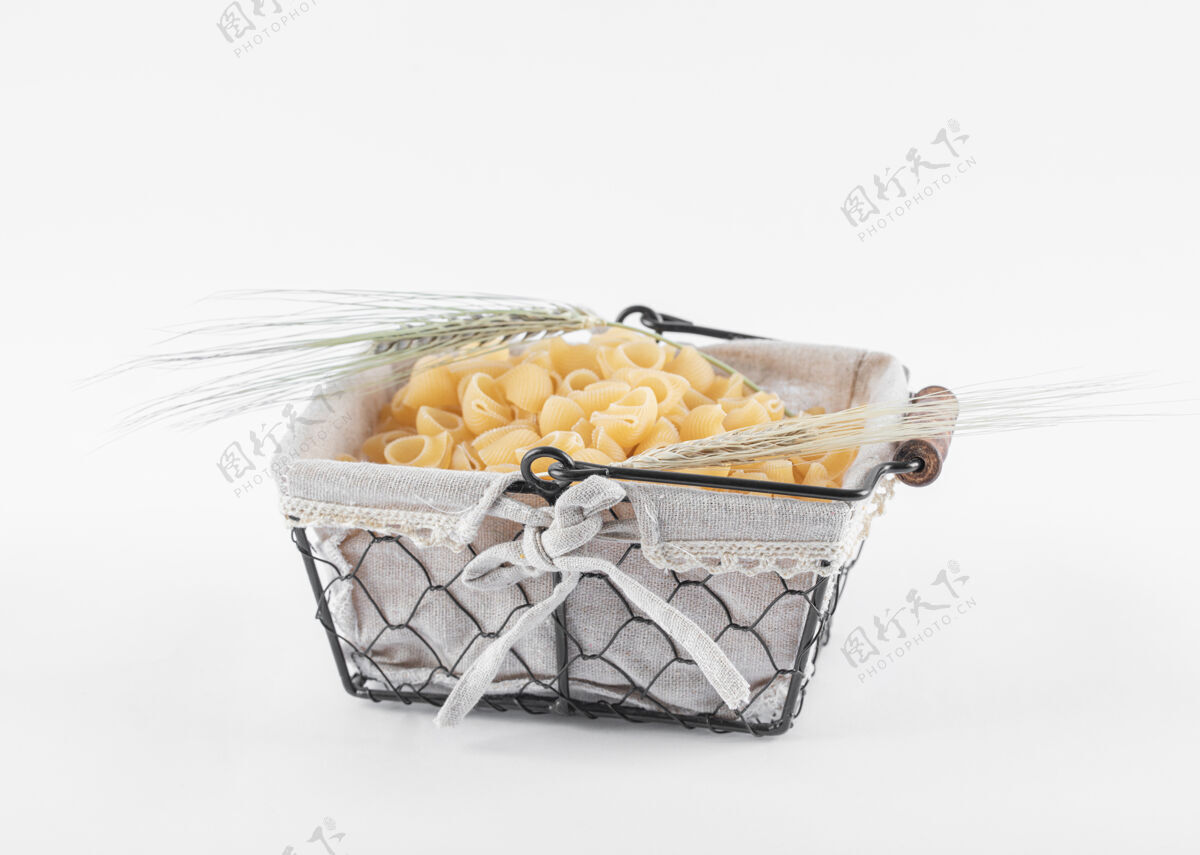 干的一篮子干面食 上面有白麦穗烹饪通心粉篮子