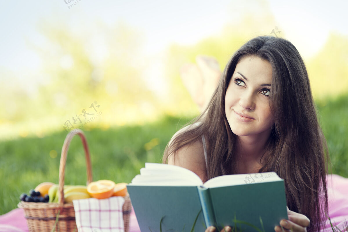 树年轻女子在草地上读书肖像香蕉橘子