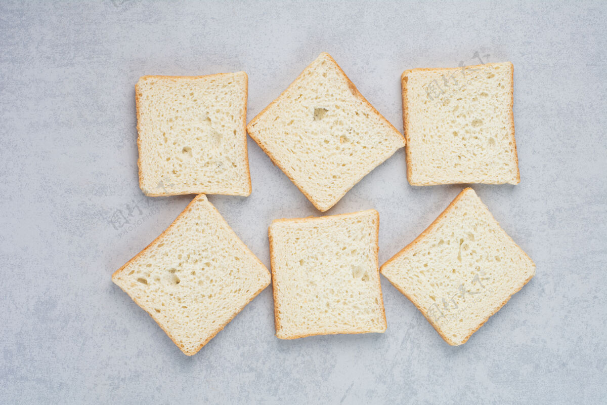 面包房在大理石背景上烤面包片高质量的照片糕点正方形小吃