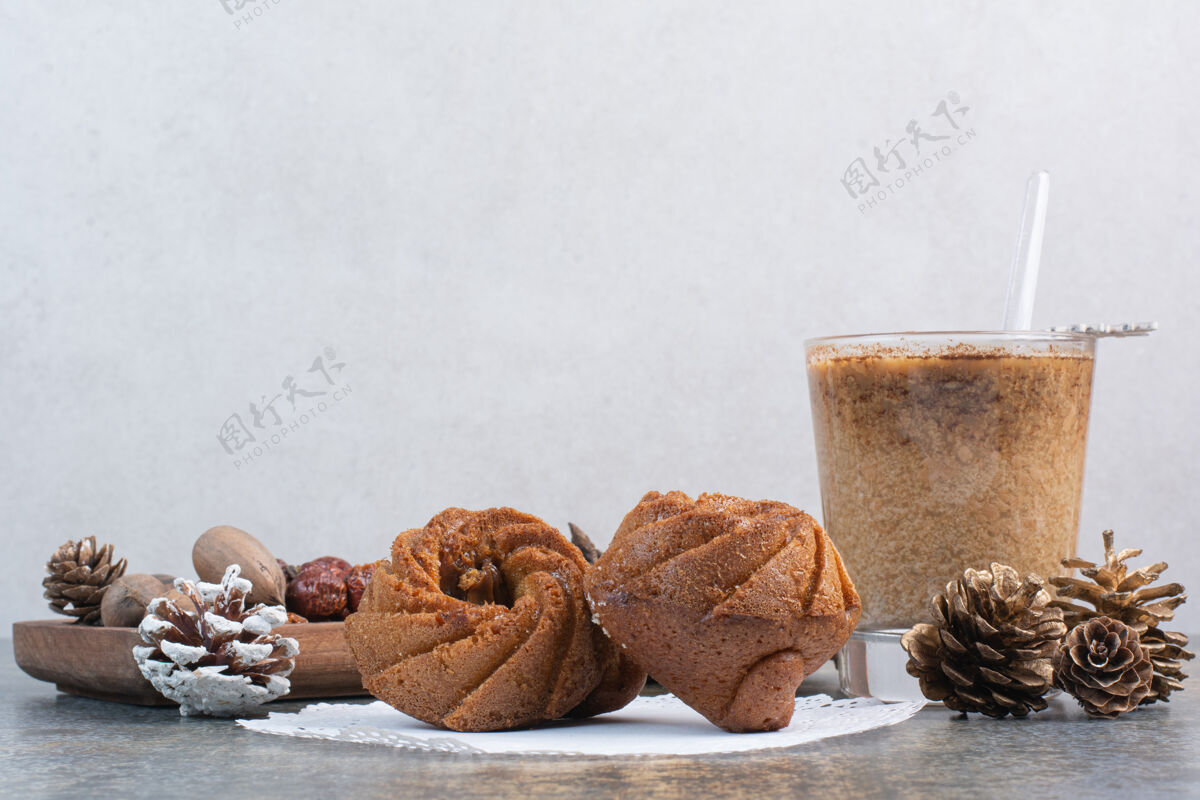 玻璃松果甜糕点和一杯咖啡高品质照片马克杯面包房饮料