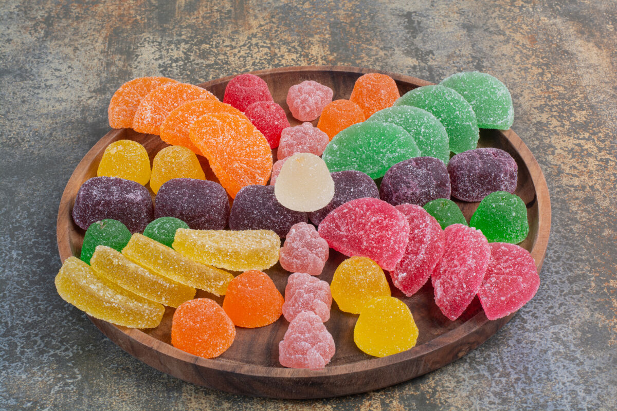 美味甜美的彩色果冻糖在木制盘子上高品质的照片果酱食物果冻