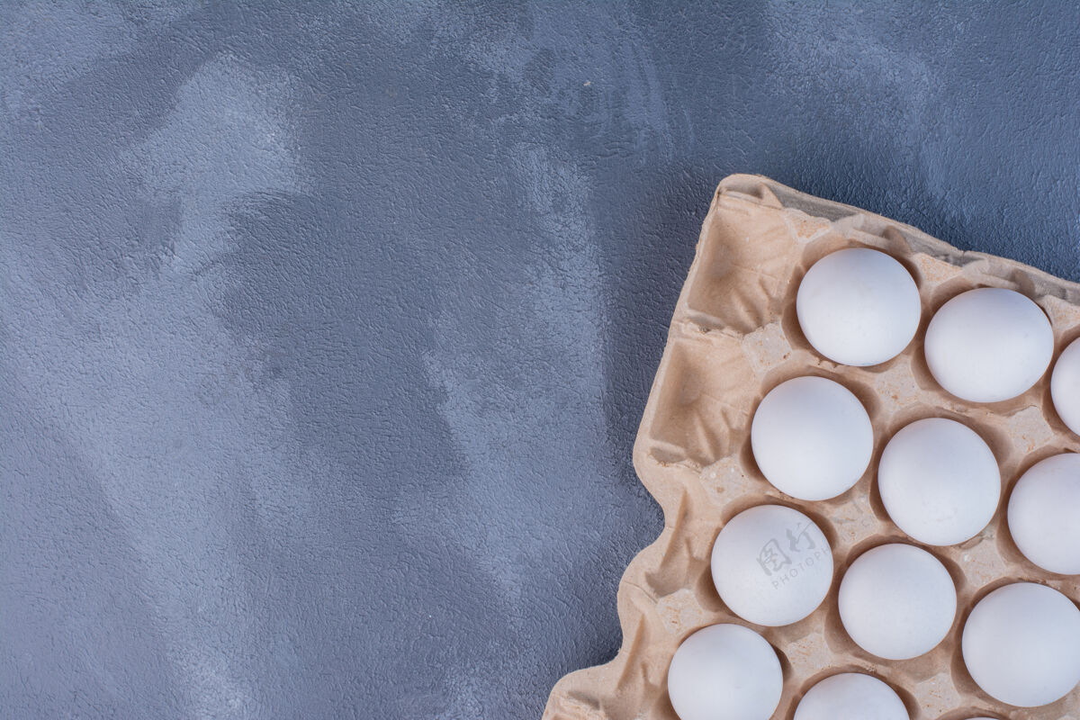 菜单白色的鸡蛋放在蓝色背景的纸板托盘里厨房餐厅咖啡馆