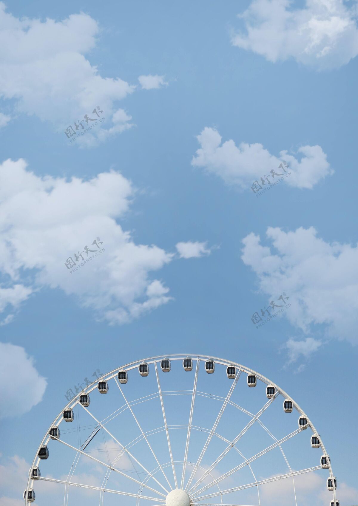 空气低角度拍摄的摩天轮在多云的天空轮子公园阳光