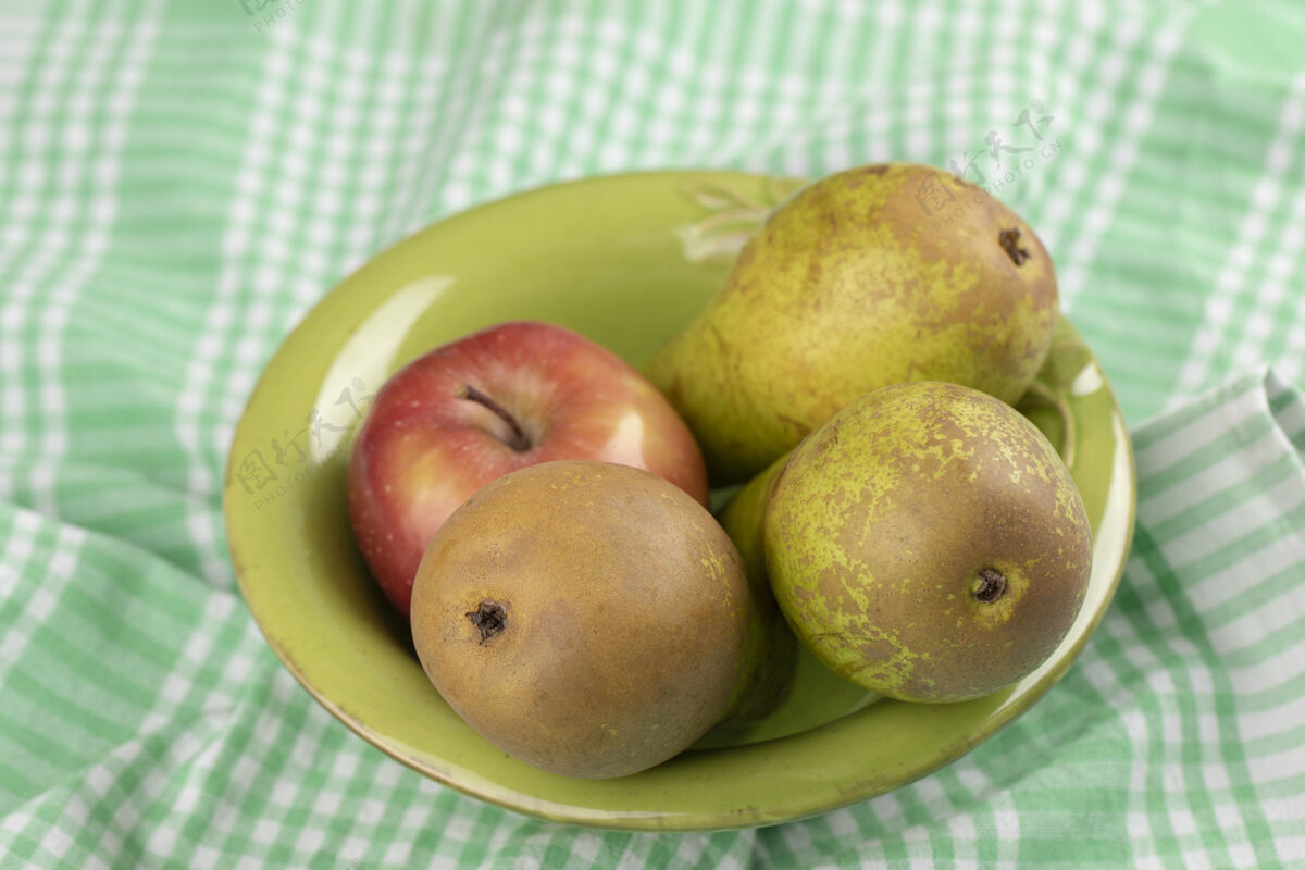 新鲜绿碗里有红苹果和鲜梨桌布梨天然