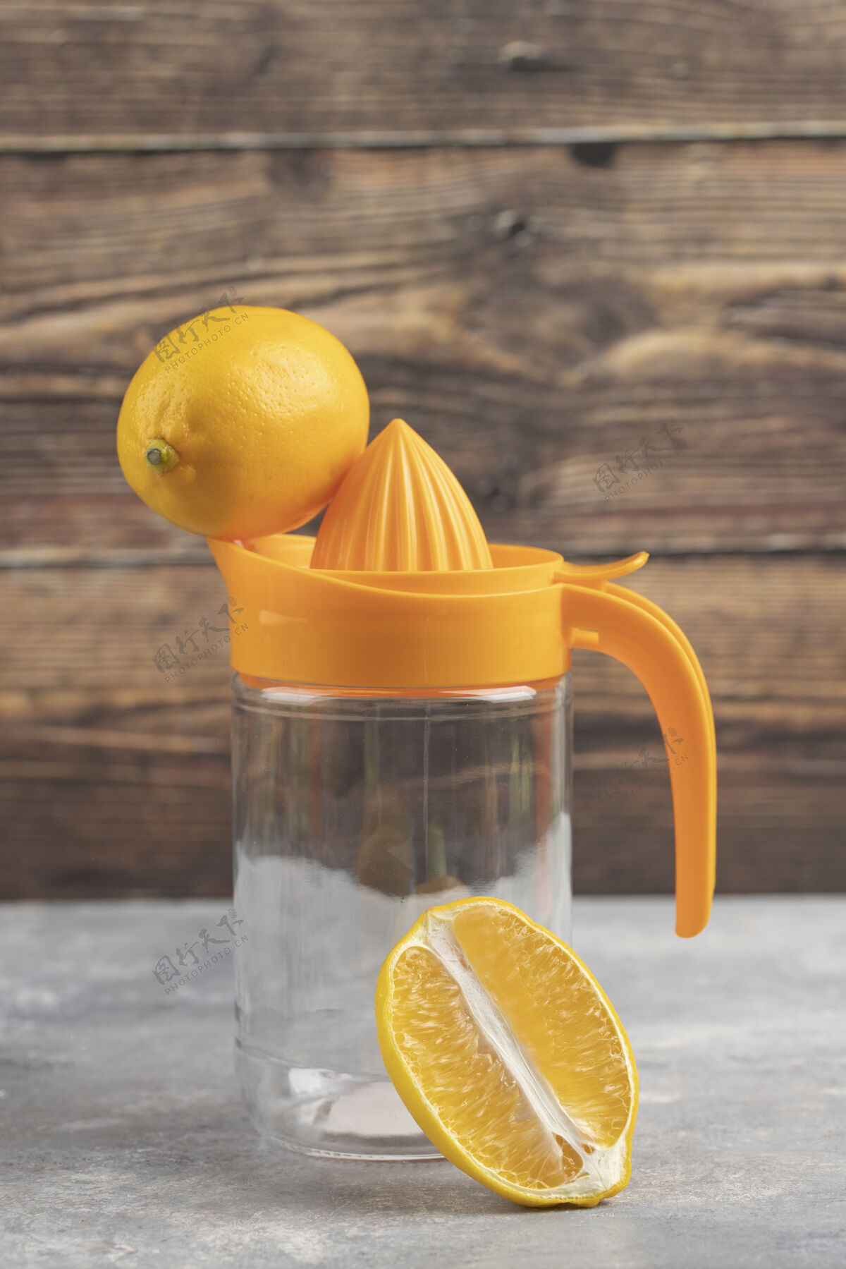 罐子一个空的玻璃罐 木质背景上有一个完整的柠檬维生素罐子水罐