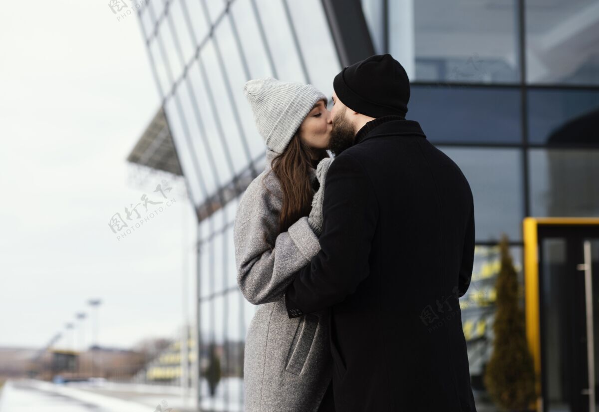 情侣年轻夫妇拥抱一起姿势漂亮