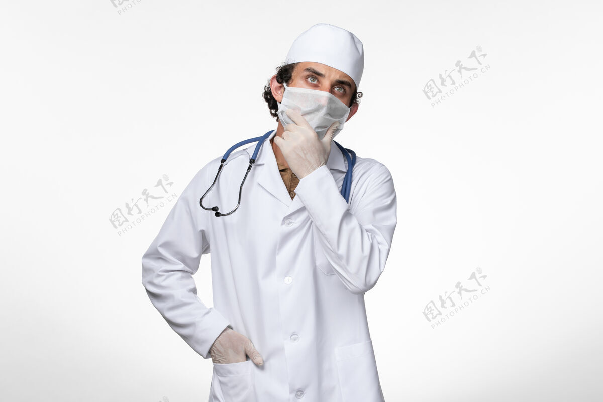 视野正面图：男医生穿着医疗服 戴着口罩 以防病毒感染——想一想白墙病病毒——病毒感染——大流行套装医生冠状病毒防护