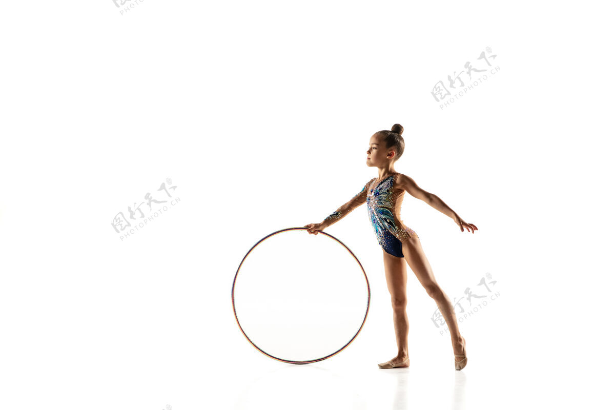 休闲小柔韧的女孩孤立在白色小女模特作为一个艺术体操艺术家在明亮的紧身衣g球伸展健美操