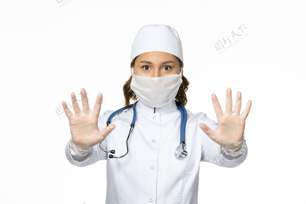 前面正面图白墙上穿着白色医疗服和口罩的女医生潘多米病毒病药制服护士医疗