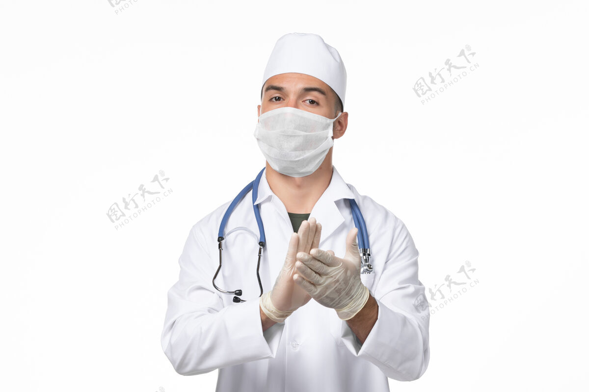 冠状病毒防护正面图：男医生穿着医疗服 戴着口罩 因为柯维德-白桌子疾病病毒柯维德-大流行疾病佩戴冠状病毒预防视图