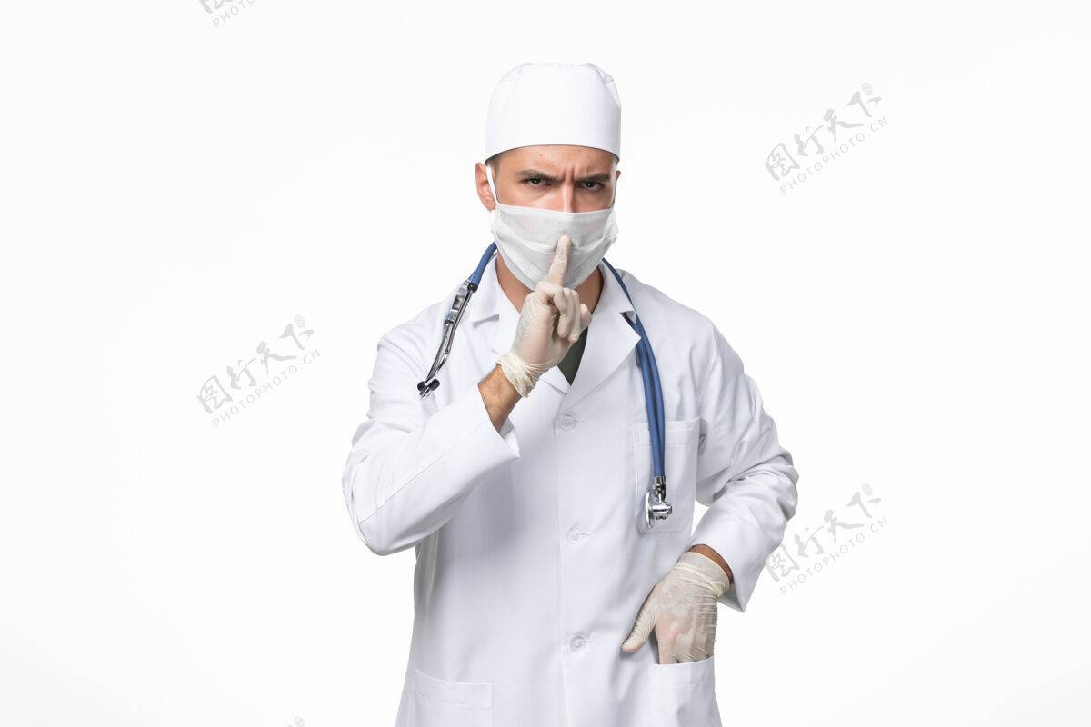 正面正面图：男医生穿着医疗服 戴着防毒面具 白墙上有冠状病毒病大流行病毒冠状病毒专业实验室外套