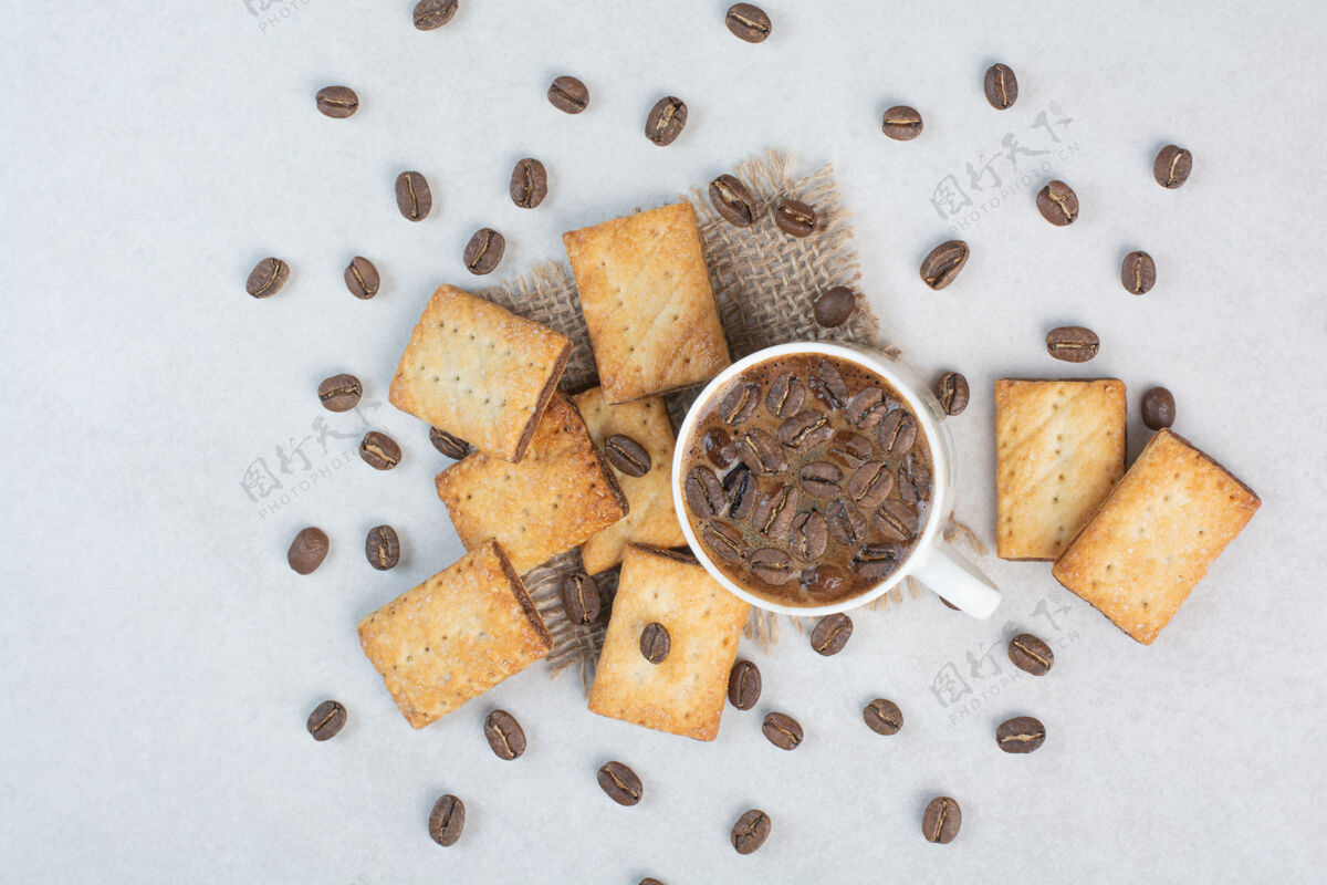 饼干美味的甜饼干与白咖啡杯麻布高品质的照片吃营养脆