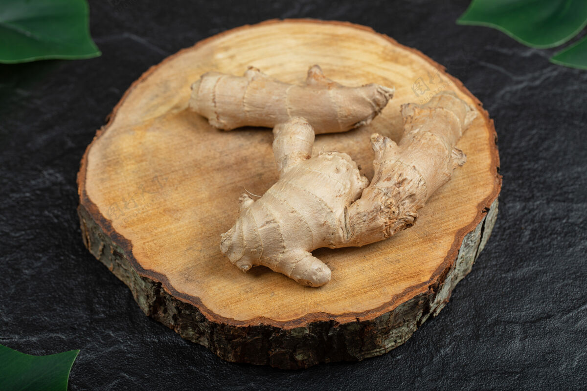 食品新鲜姜根茎或根在木板上香料大药物