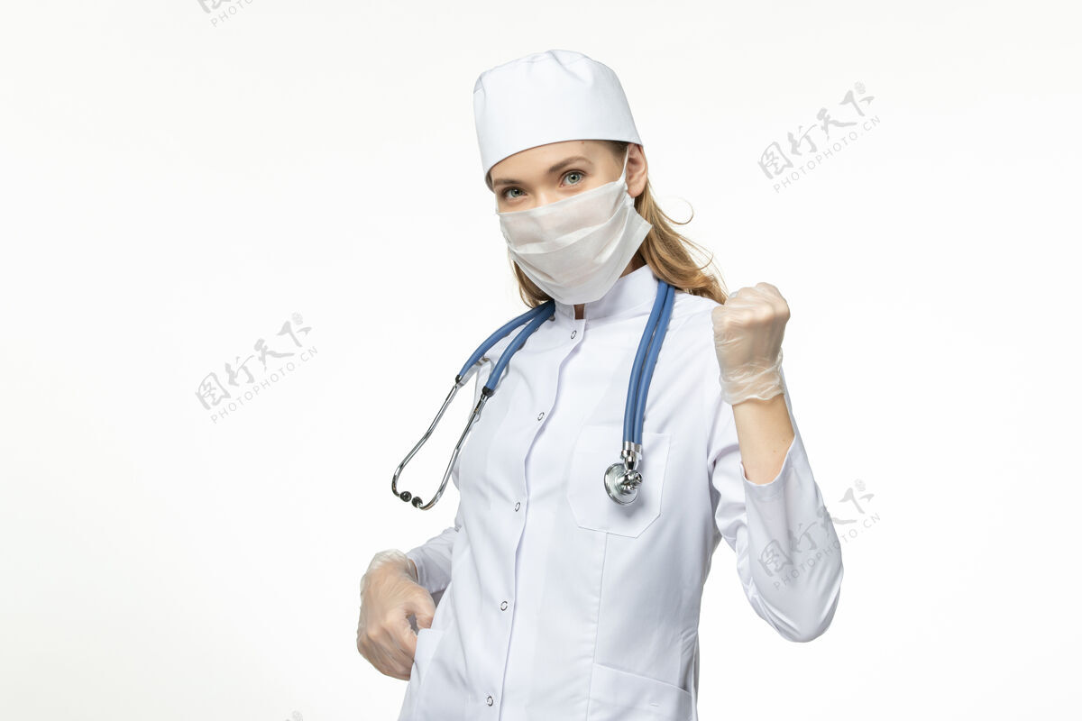 疾病前视女医生身穿医疗服戴口罩因白台病毒冠状病毒-大流行性疾病冠状病毒护士药品