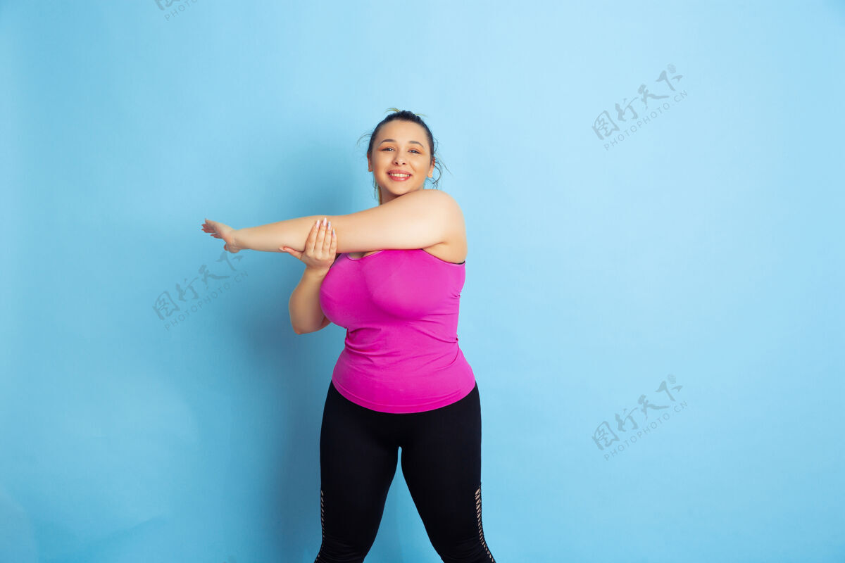 混合年轻白种人大码女模特在蓝色空间的训练健康大小绳索