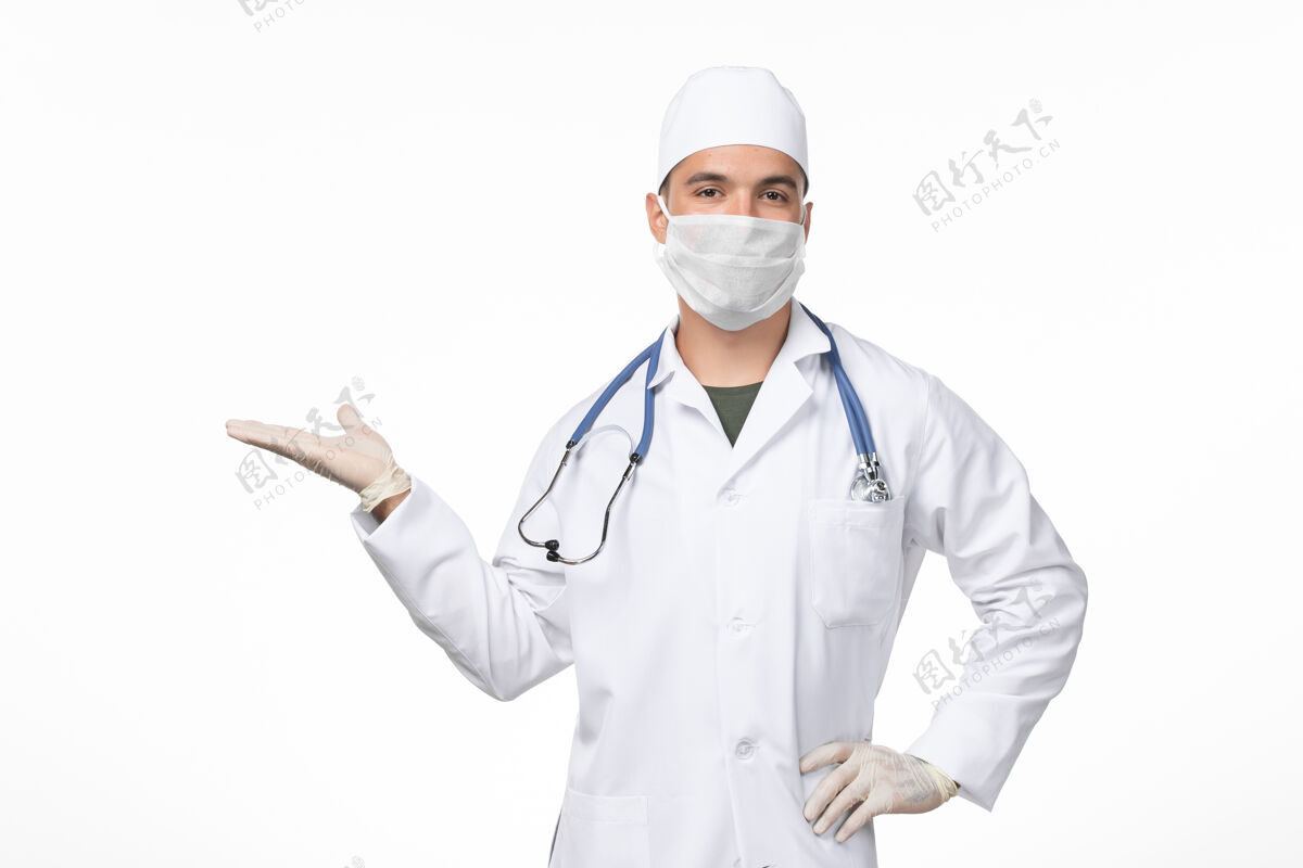 灯光正面图：男医生穿着医疗服 戴着口罩 因为冠状病毒-光桌疾病病毒-冠状病毒-大流行性疾病冠状病毒防护套装专业