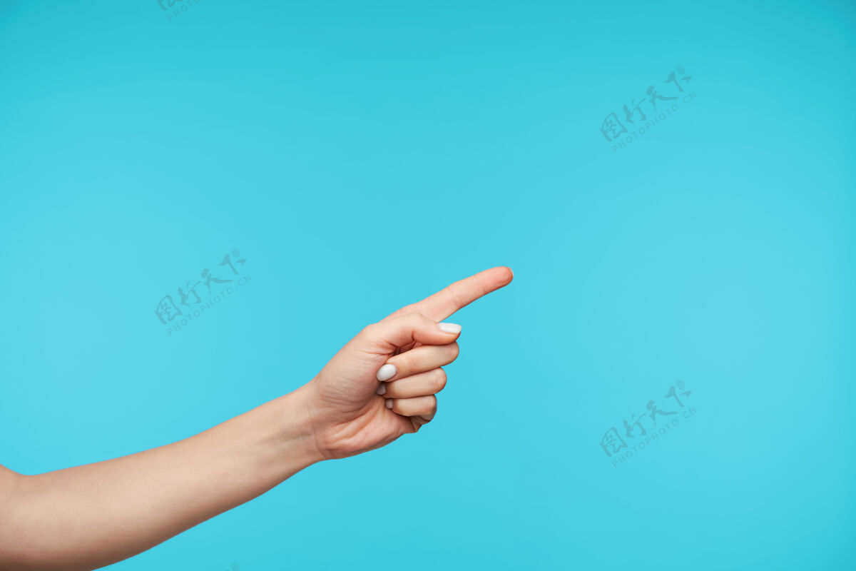 表达手上的特写保持食指抬起 同时留出空白手势信号展示