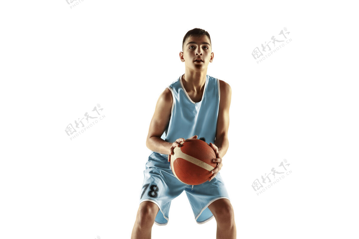 动作一个年轻的篮球运动员与一个球在空白处孤立的全长肖像街球肌肉运动员